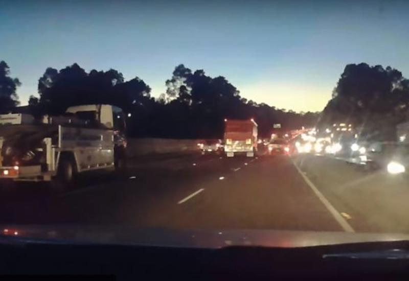 В Австралии прилетевшая "из ниоткуда" бочка пива привела к аварии на дороге