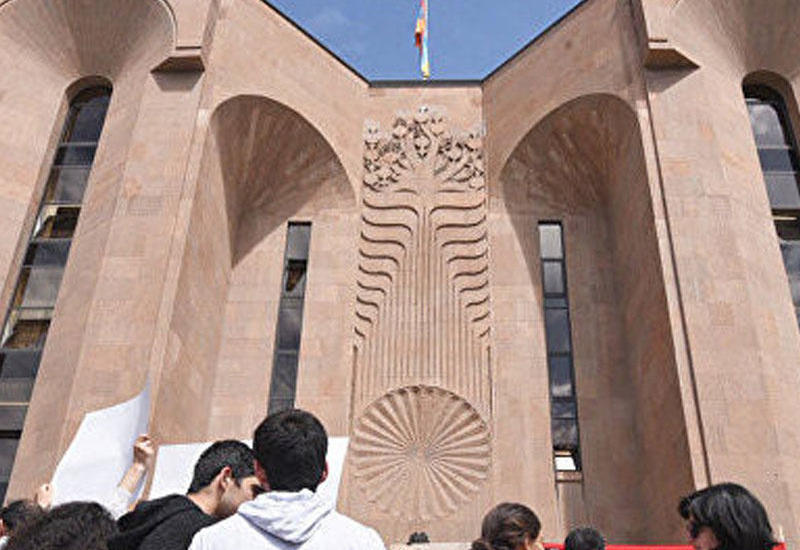 Yerevan meriyasının qarşısında aksiya