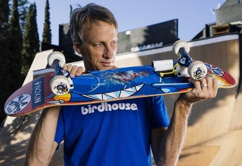 Всемирно известный скейтбордист отметил 50-летие невероятными трюками