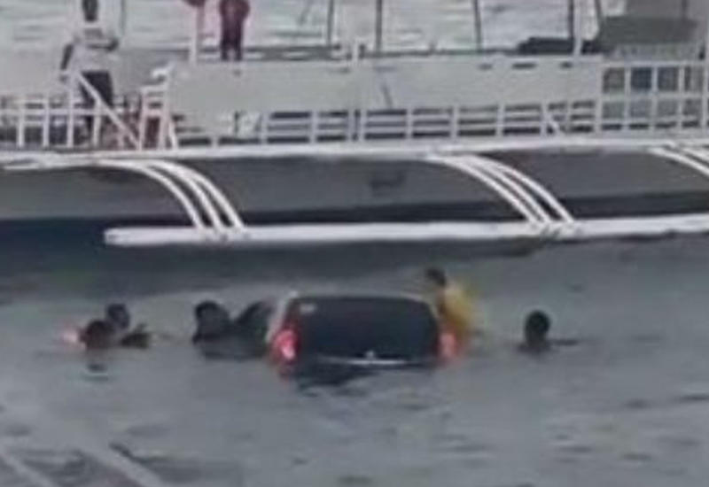 Случайные свидетели спасли двух детей из салона автомобиля, упавшего в море