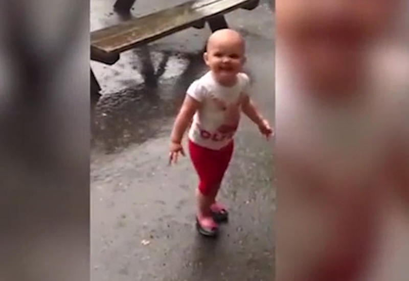 Реакция малыша на первый дождь растрогала интернет-пользователей