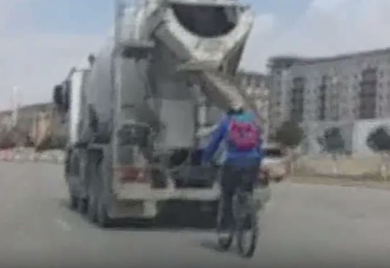 Bakıda velosipedçidən təhlükəli hərəkət <span class="color_red">- Anbaan görüntülər - VİDEO</span>