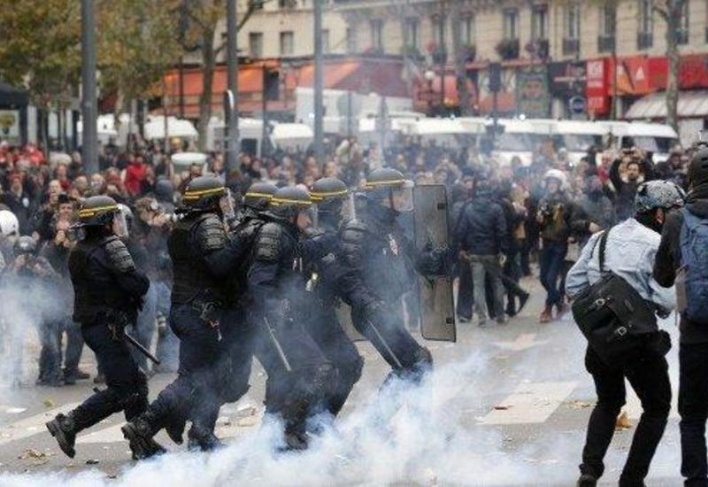 В Париже полиция применила слезоточивый газ для разгона протестующих