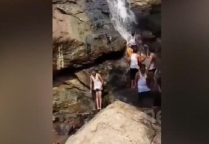Подросток снял, как его друг покоряет водопад, но такое никто не сможет смотреть