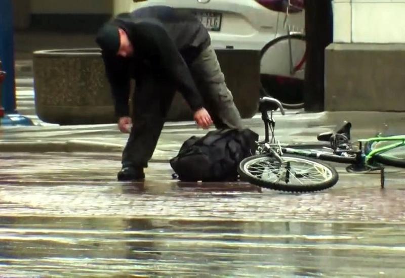 Полиция США своеобразно "отблагодарила" велосипедиста, "разминировавшего" рюкзак