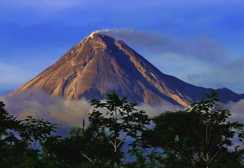 В Индонезии вулкан выбросил столб пепла на высоту 6 км