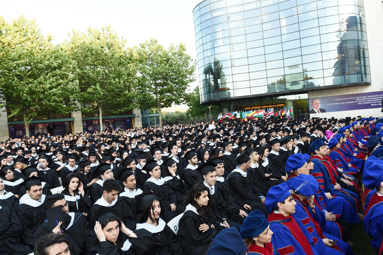 Президент Ильхам Алиев и Первая леди Мехрибан Алиева приняли участие на дне выпускника в Университете АДА