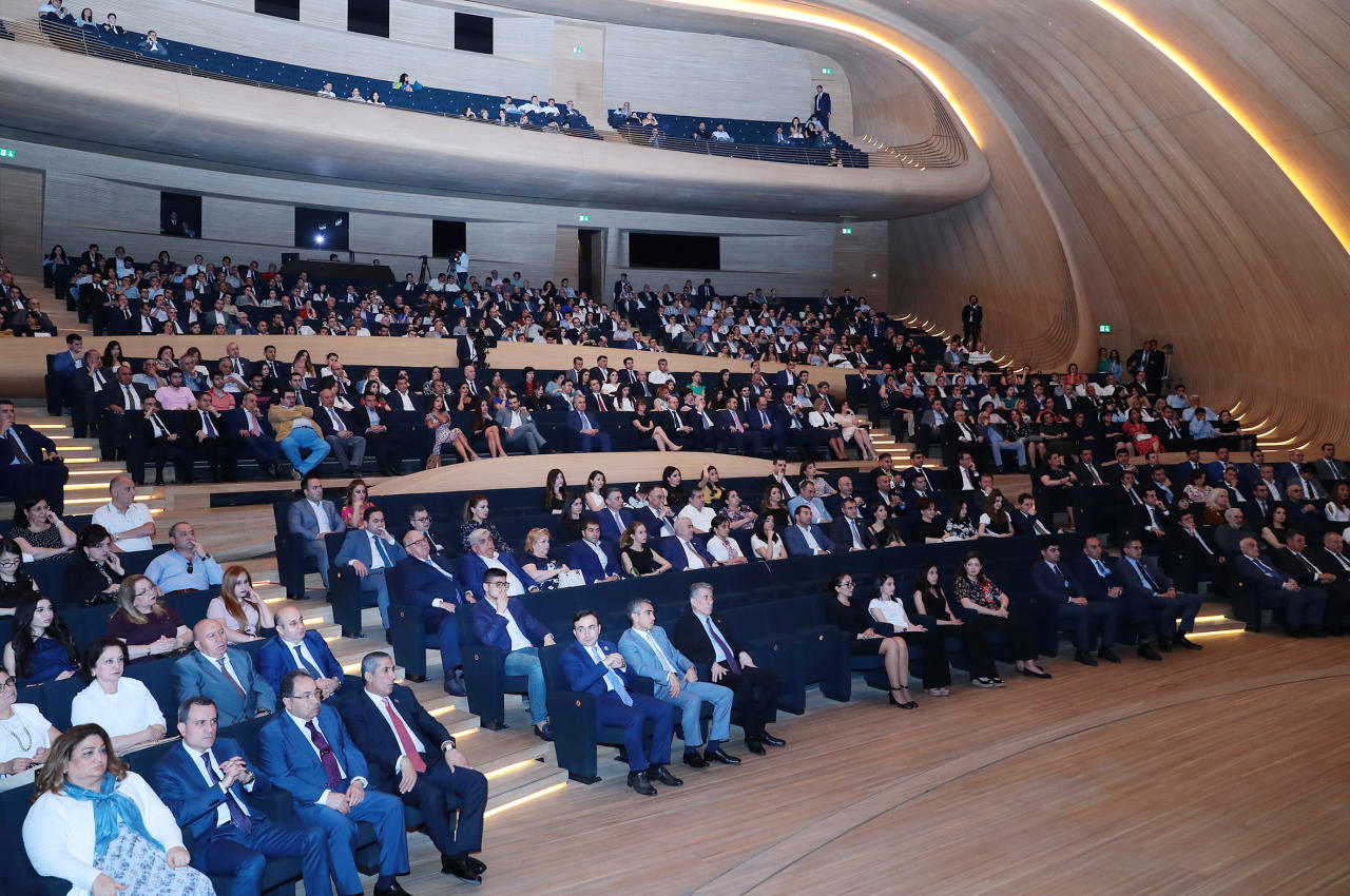 Вице-президент Фонда Гейдара Алиева Лейла Алиева и президент Бакинского медиа-центра Арзу Алиева приняли участие в презентации фильма «Последнее заседание»
