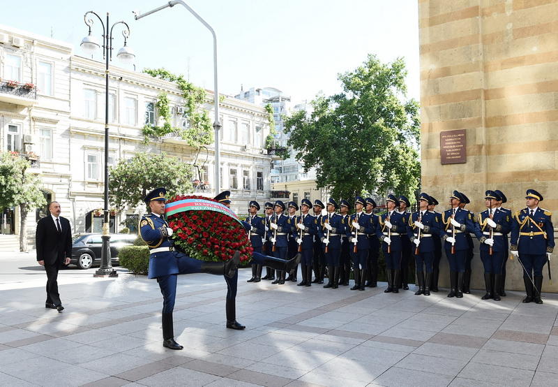 Президент Ильхам Алиев посетил памятник, воздвигнутый в честь Азербайджанской Демократической Республики