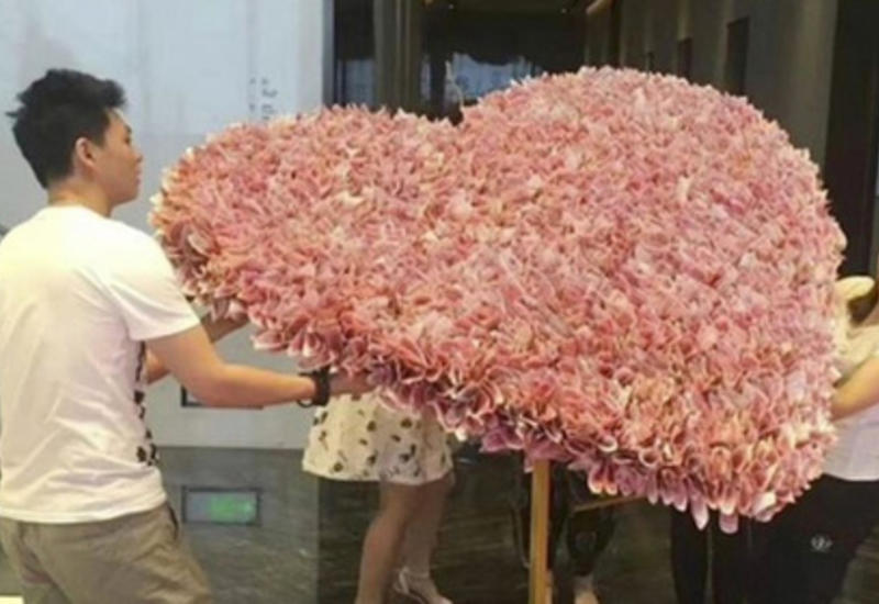 Китаец нарушил закон ради возлюбленной, подарив гигантский букет из денег