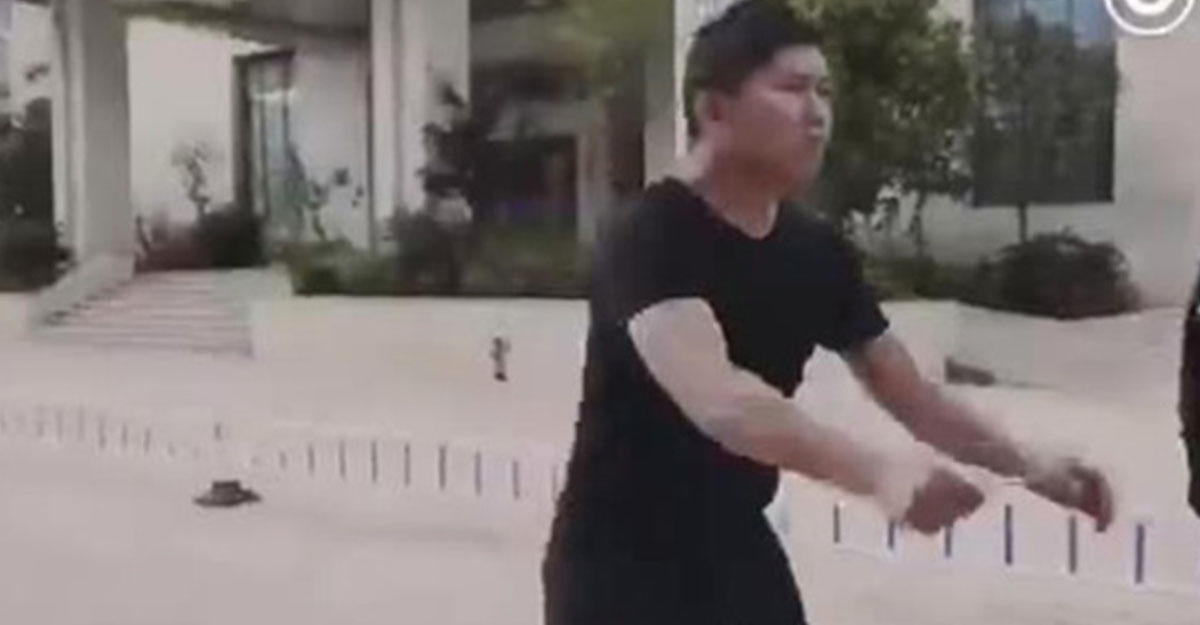 Китаец бегает по ТЦ С ножом. Ножевые нападения в Корее. Полное видео нападения от первого лица