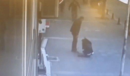 Дворник ударом головы вырубил избивающего супругу турка и попал на видео Дворник ударом головы вырубил избивающего супругу турка и попал на видео