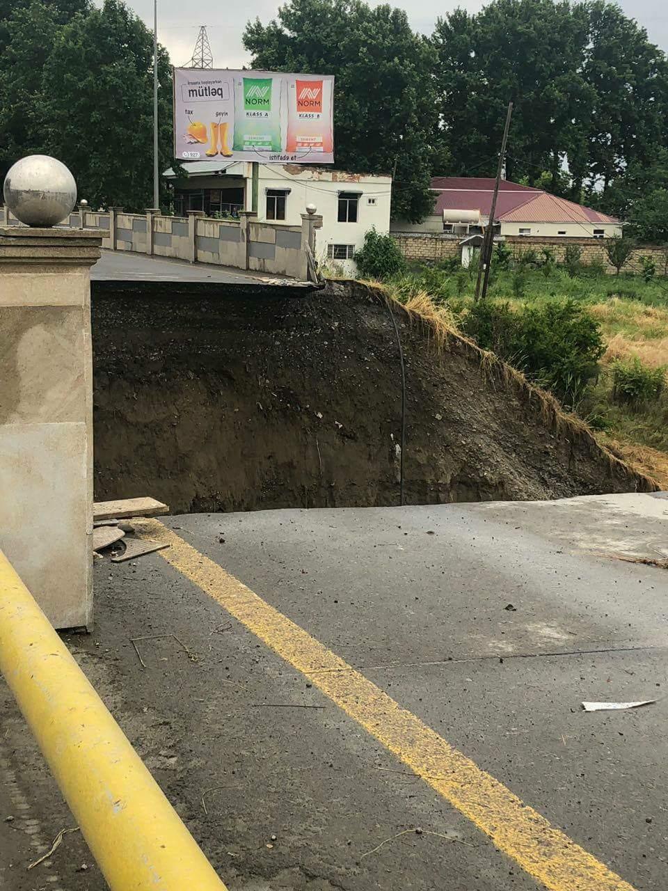 В Гёйчае паводок разрушил автомобильный и пешеходный мост