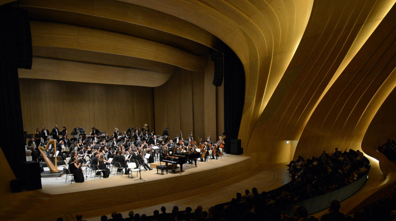 Филармонический оркестр Текфен выступил в Баку с концертной программой 