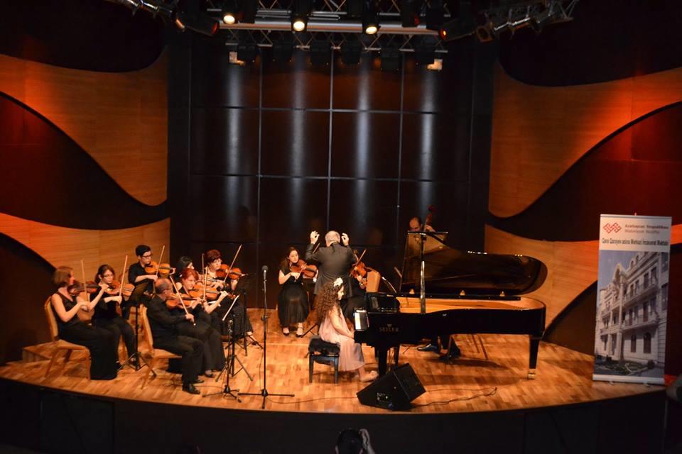В Центре мугама выступили молодые музыканты в честь 100-летия Гара Гараева