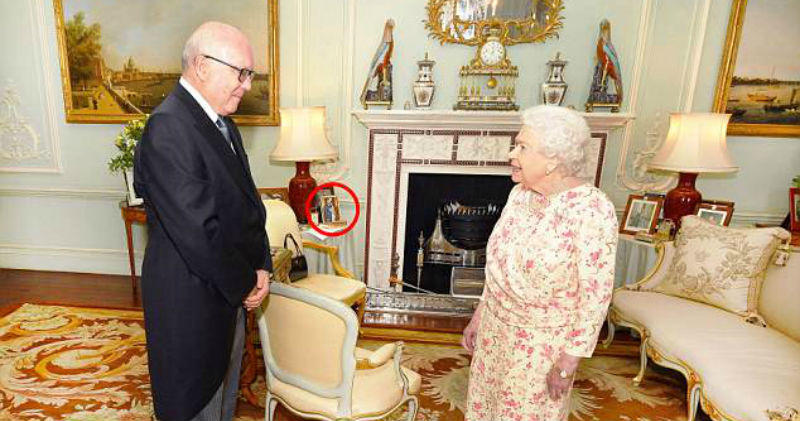 Королева Елизавета убрала фото Меган Маркл с почетного места, где оно простояло всего неделю