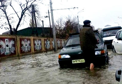 Махачкала ушла под воду из-за сильных ливней <span class="color_red">- ВИДЕО</span>