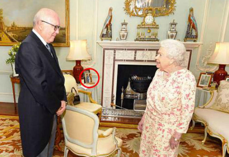 Королева Елизавета убрала фото Меган Маркл с почетного места, где оно простояло всего неделю