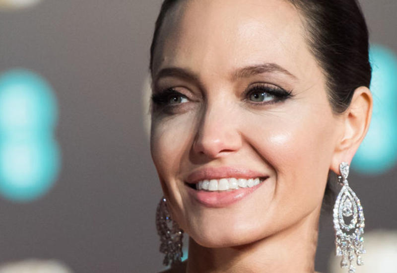 Анджелина Джоли попала в психбольницу