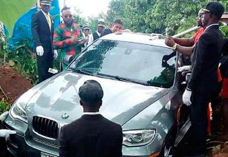 Мужчина похоронил отца в шикарном внедорожнике BMW
