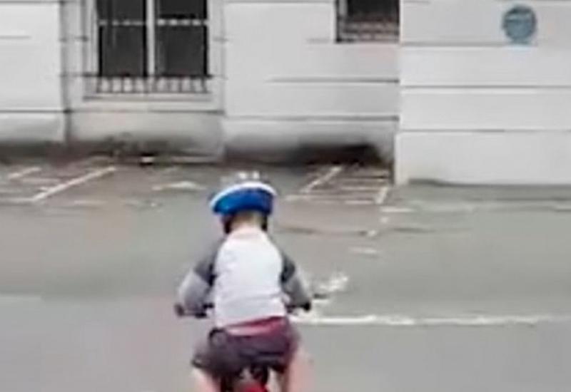 Мама сняла, как сын катается на велосипеде, но за ребенком следила не только она