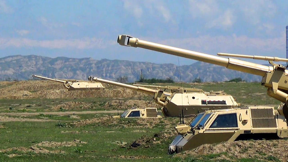 ВС Азербайджана провели практические стрельбы из самоходных артустановок DANA