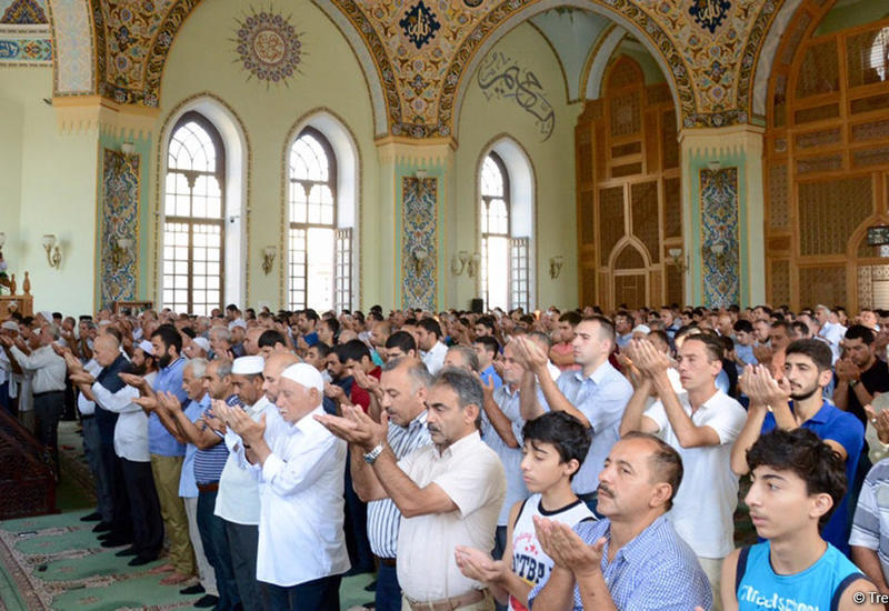 В мечетях Азербайджана совершен праздничный намаз