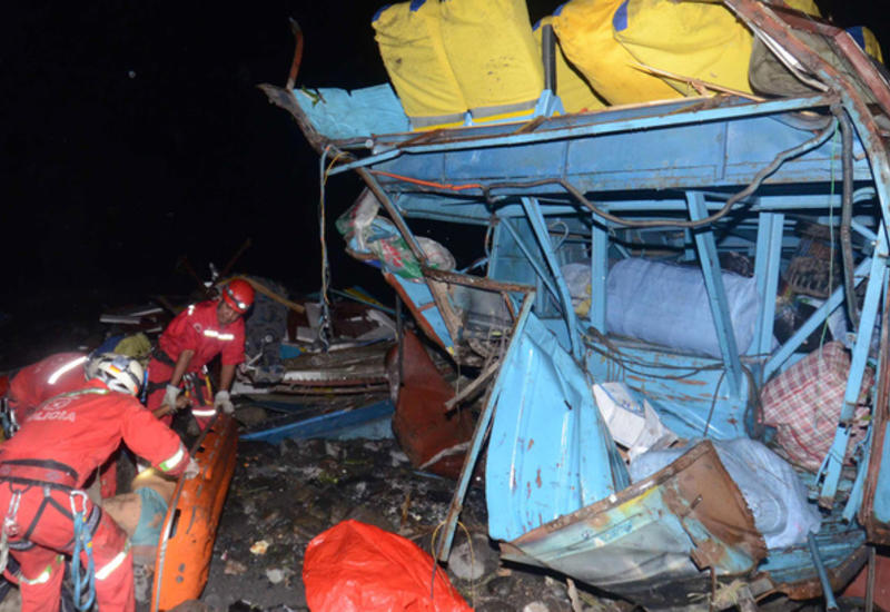 В Боливии автобус врезался в скалу: 12 погибших, более 30 пострадавших