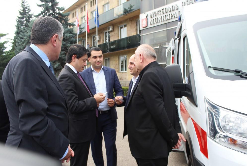 Фонд Гейдара Алиева подарил Болнисскому району Грузии автомобиль скорой помощи