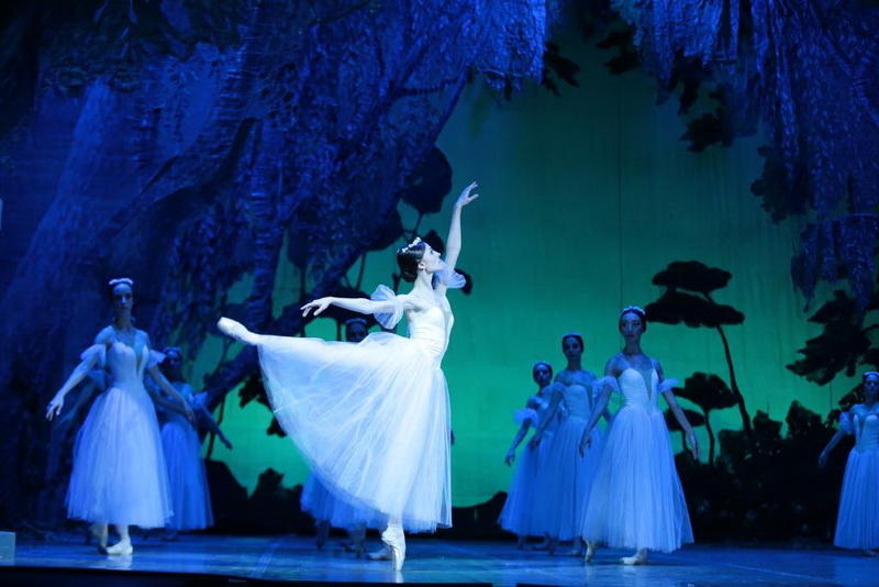 Балет "Жизель" с участием московских знаменитостей прошел в Баку с ошеломляющим успехом