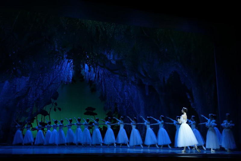 Балет "Жизель" с участием московских знаменитостей прошел в Баку с ошеломляющим успехом