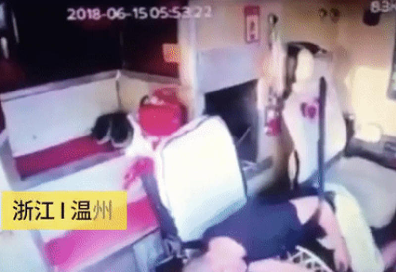 В Китае пассажиры остановили автобус с упавшим в обморок водителем
