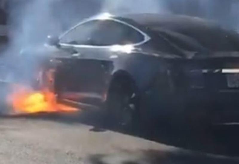 В США электромобиль Tesla загорелся во время движения <span class="color_red">- ВИДЕО</span>