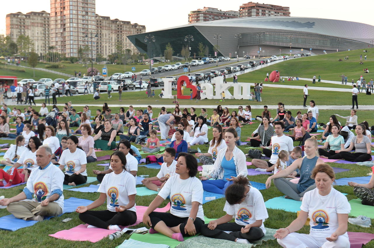 В парке Центра Гейдара Алиева прошла тренировка в честь Международного дня йоги