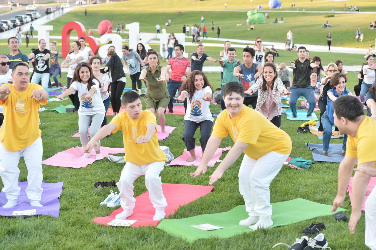 В парке Центра Гейдара Алиева прошла тренировка в честь Международного дня йоги