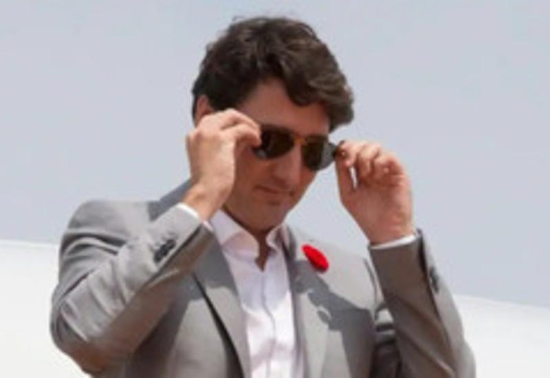 Премьер-министра Канады оштрафовали за очки