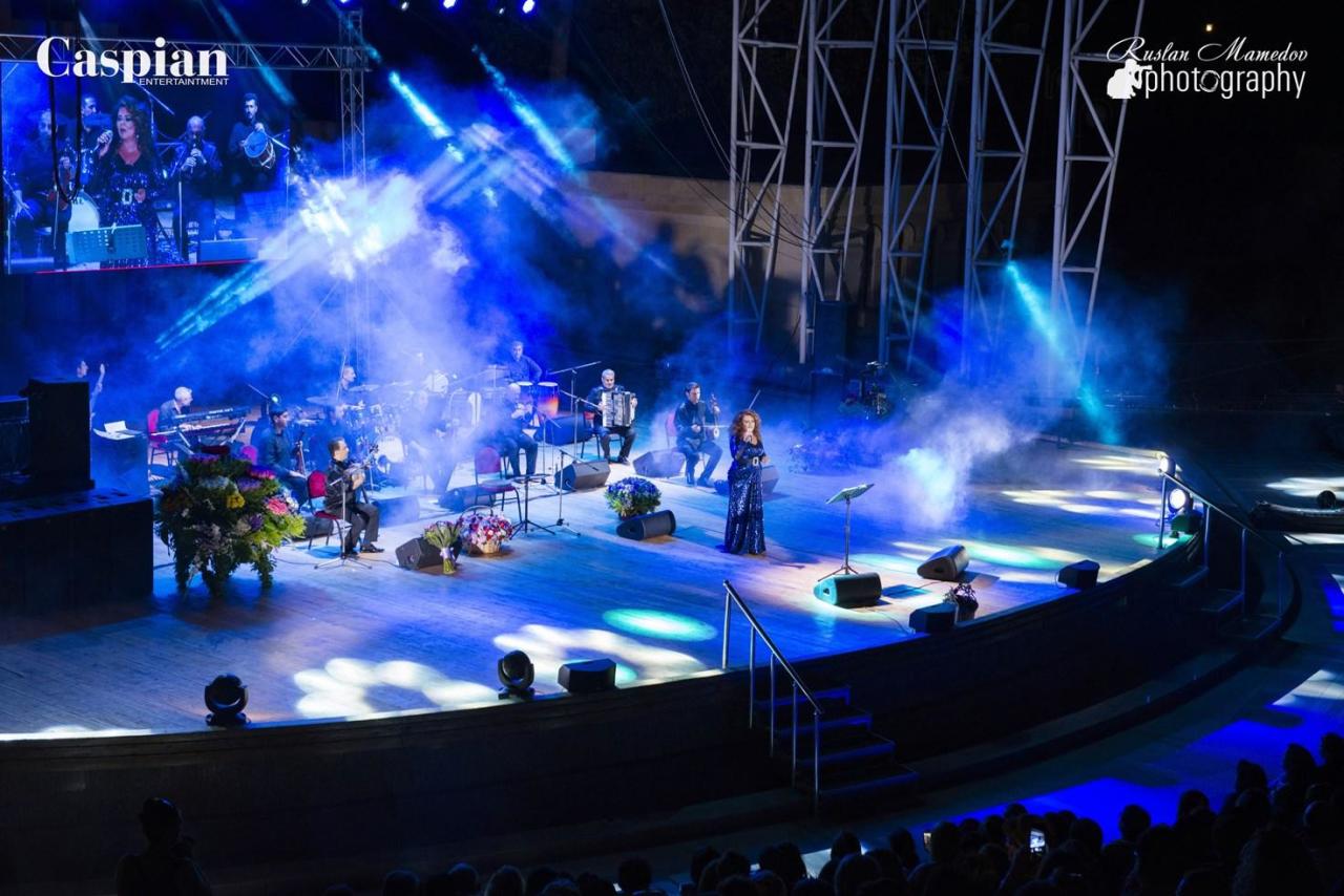 В Зеленом театре Баку прошел большой сольный концерт Назакят Теймуровой