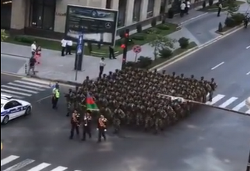 Военнослужащие промаршировали в центре Баку