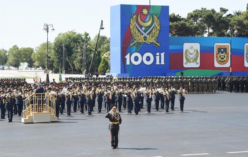 Президент Ильхам Алиев и Первая леди Мехрибан Алиева наблюдали за военным парадом в Баку