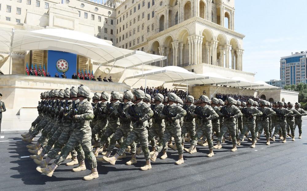 Президент Ильхам Алиев и Первая леди Мехрибан Алиева наблюдали за военным парадом в Баку