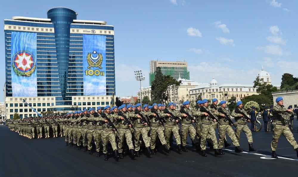 Президент Ильхам Алиев и Первая леди Мехрибан Алиева наблюдали за военным парадом в Баку