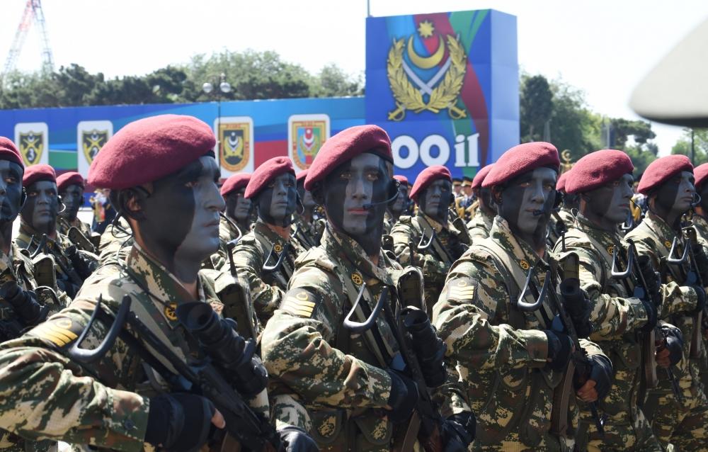 Президент Ильхам Алиев и Первая леди Мехрибан Алиева наблюдали за военным парадом в Баку