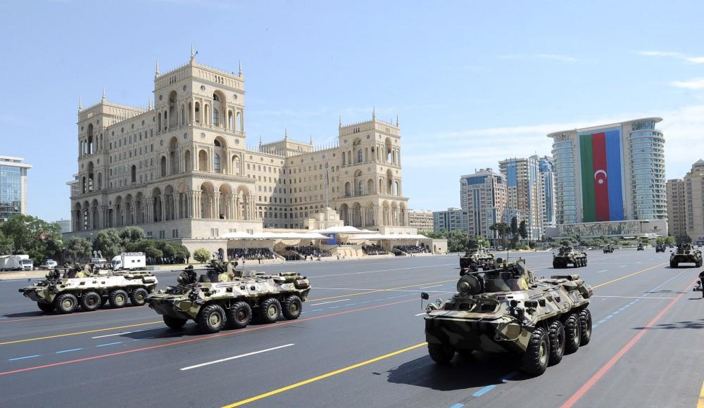 Президент Ильхам Алиев и Первая леди Мехрибан Алиева наблюдали за военным парадом в Баку