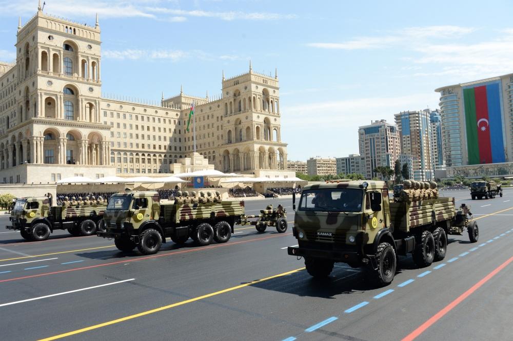 Президент Ильхам Алиев и Первая леди Мехрибан Алиева наблюдали за военным парадом в Баку