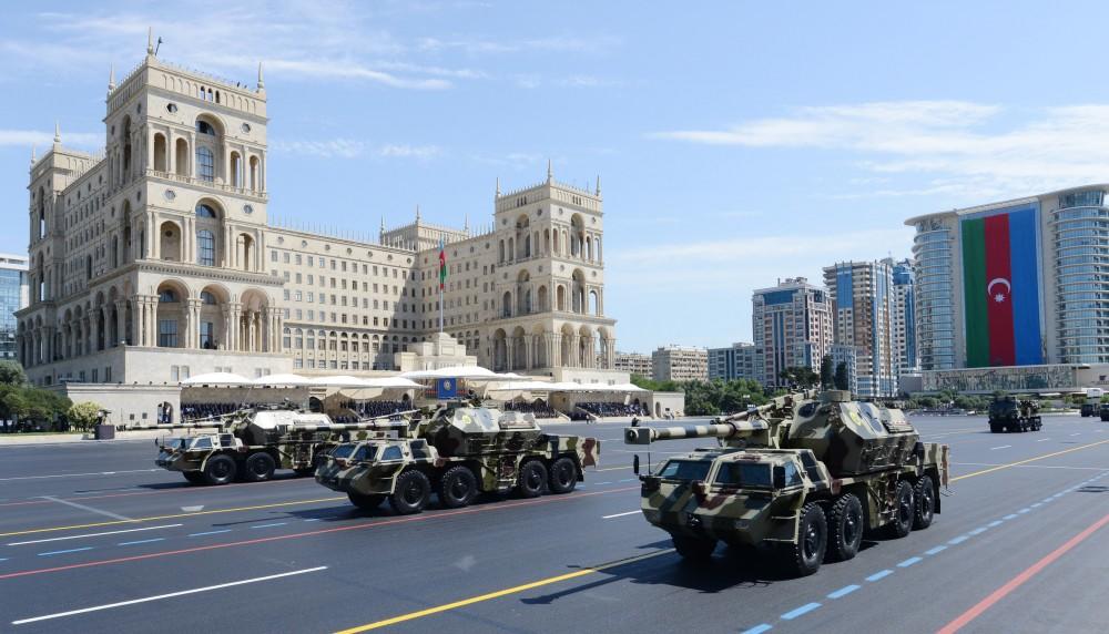 Президент Ильхам Алиев и Первая леди Мехрибан Алиева наблюдали за военным парадом в Баку