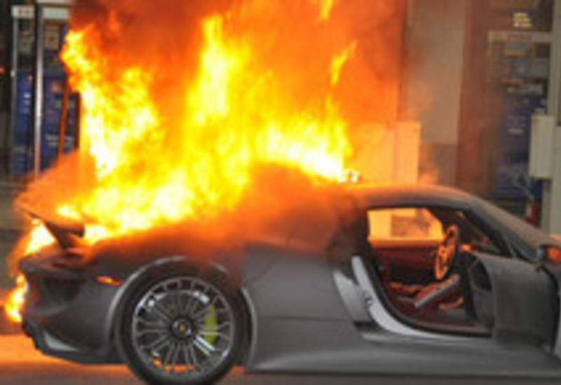 Тяжелое ДТП в Баку: Porsche сгорел после удара об ограждение