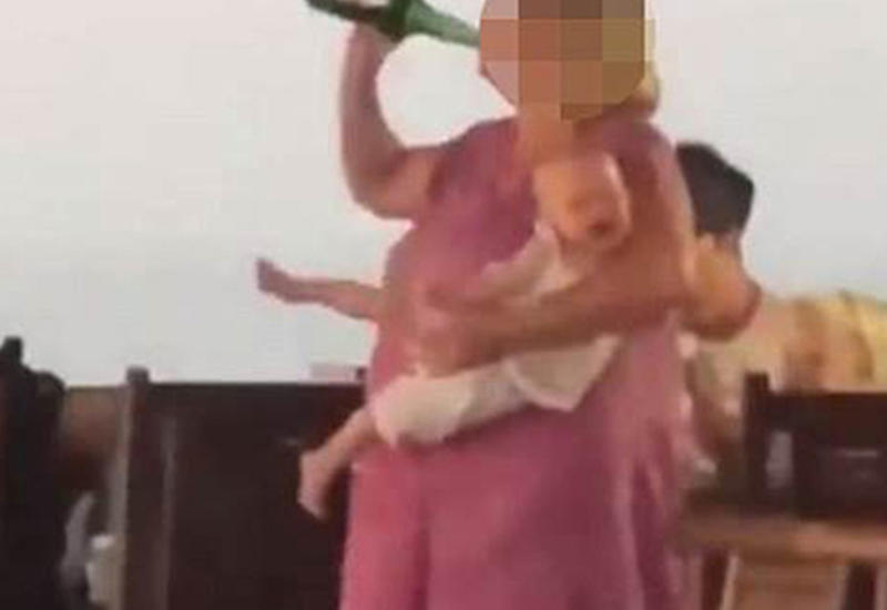 Непутевая мать залпом выпила бутылку пива, укачала ребенка и прославилась