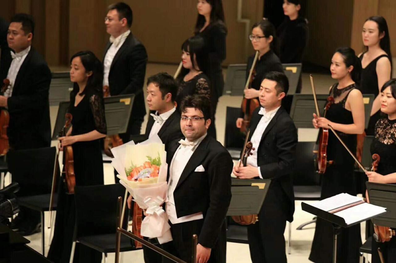 В Китае прошел концерт по случаю 100-летия АДР: зрители стоя аплодировали азербайджанскому дирижеру