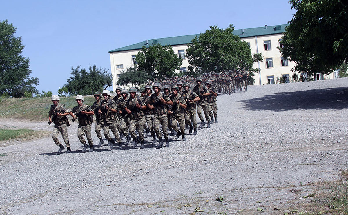 Азербайджан проводит масштабную перегруппировку войск