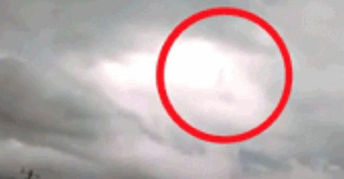 Силуэт человека, идущего по облакам, попал на камеры